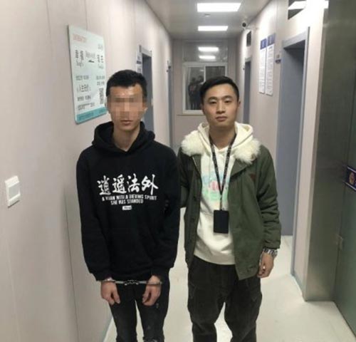 在逃人员穿“逍遥法外”卫衣被抓