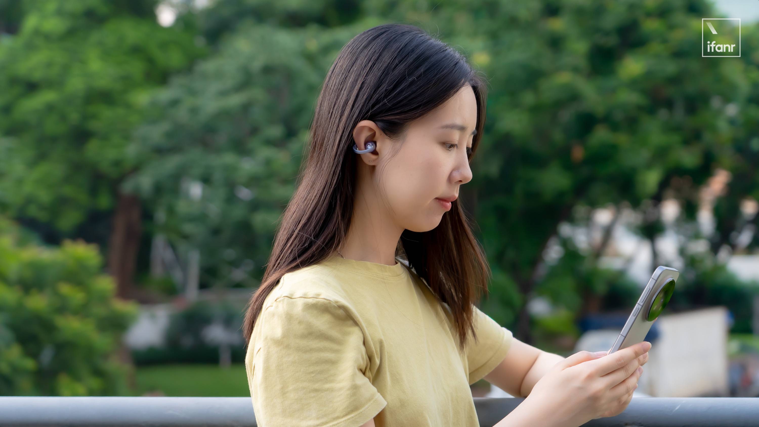 vivo Buds Clip 体验:耳夹式设计、42 小时续航与轻量佩戴