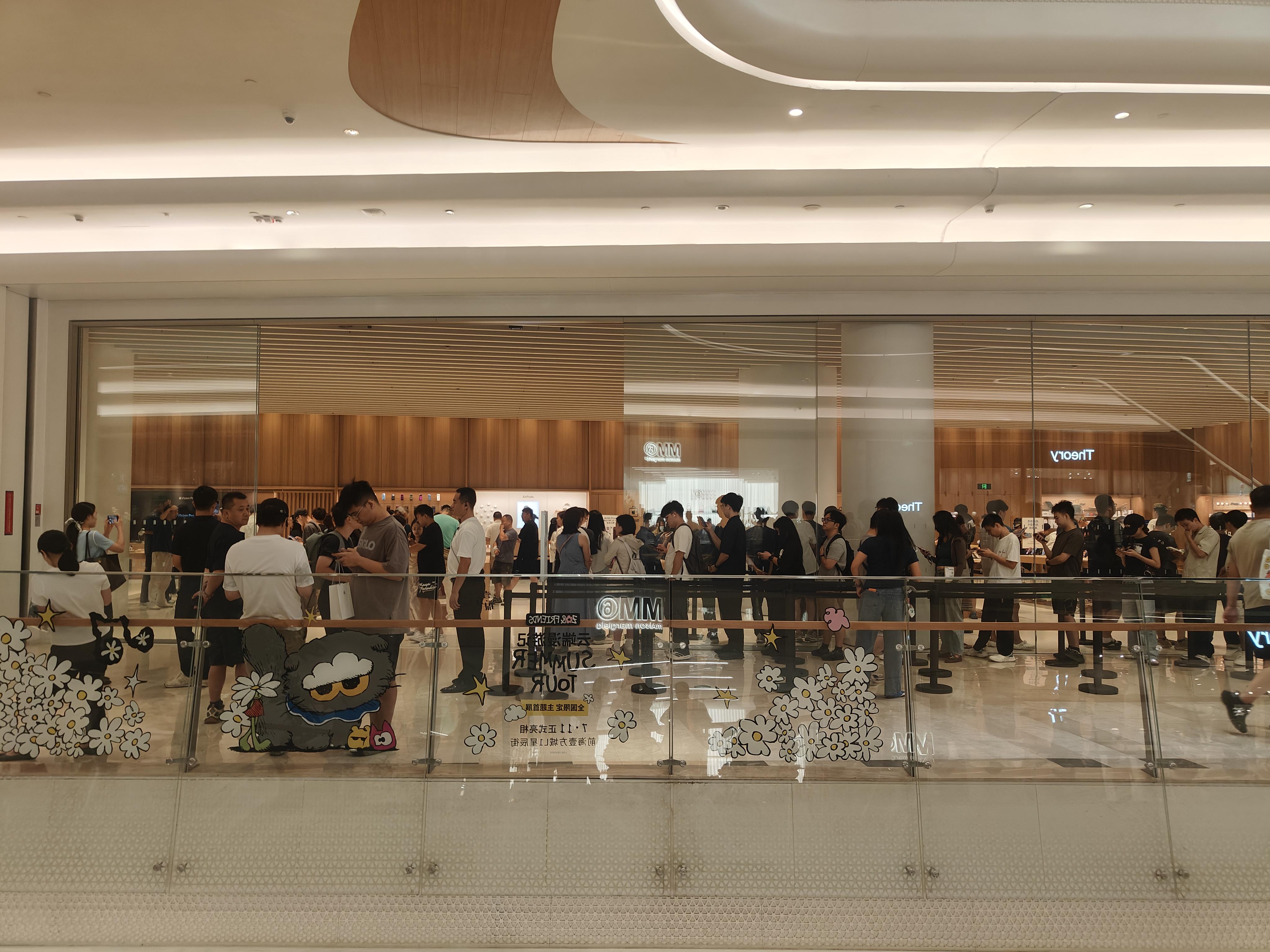 iPhone 18 Pro系列开售：门店排队取货，黄牛收货加价低于前代
