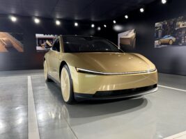 坐进特斯拉 Cybercab:一台没有后视镜的金色无人车