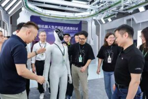 小鹏机器人走下产线：从演示走向量产