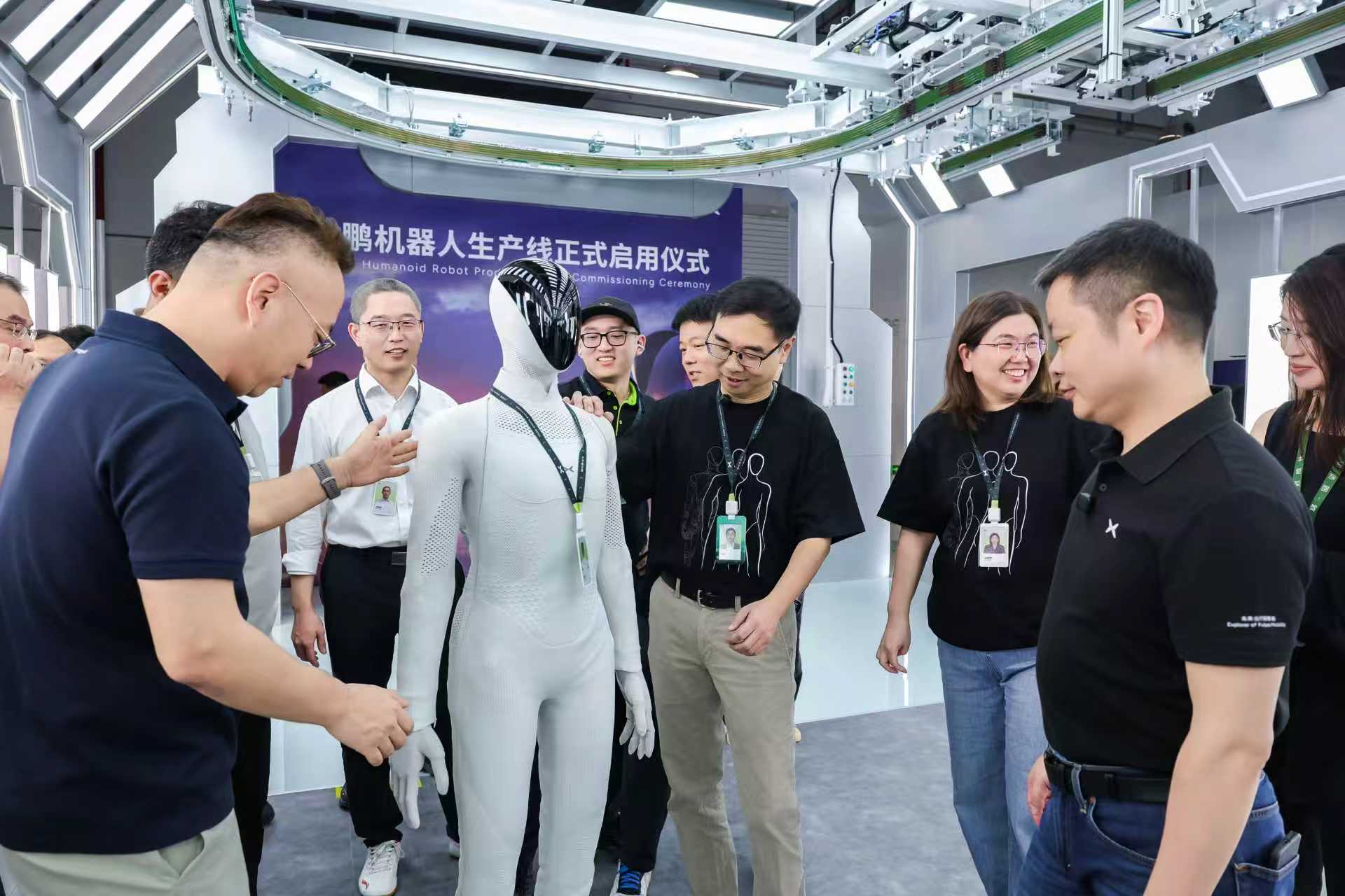 小鹏机器人走下产线:从演示走向量产