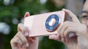 华为 Mate 90 Pro Max 上手:长焦回归单摄,主摄宽容度提到 18EV