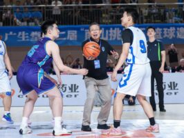 90岁钟南山小跑开球:锻炼是他坚持多年的习惯
