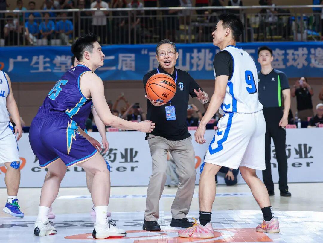 90岁钟南山小跑开球:锻炼是他坚持多年的习惯